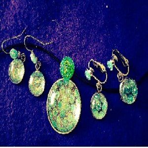 GREEN GLASS COVERED STARBURST SET